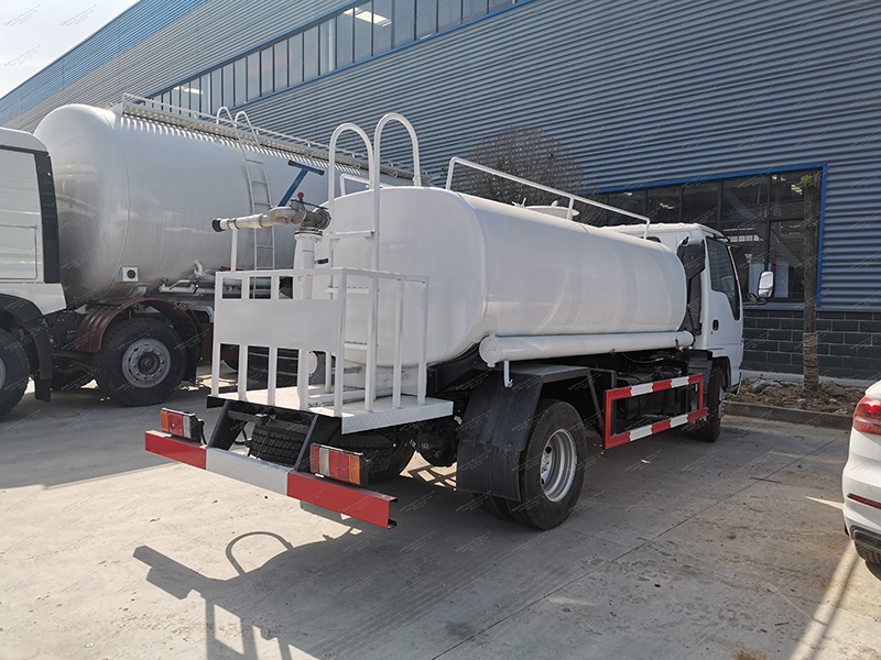 Грузовик с разбрызгивателем Isuzu 100p