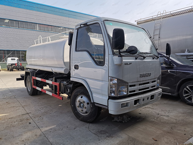 Грузовик с разбрызгивателем Isuzu 100p
