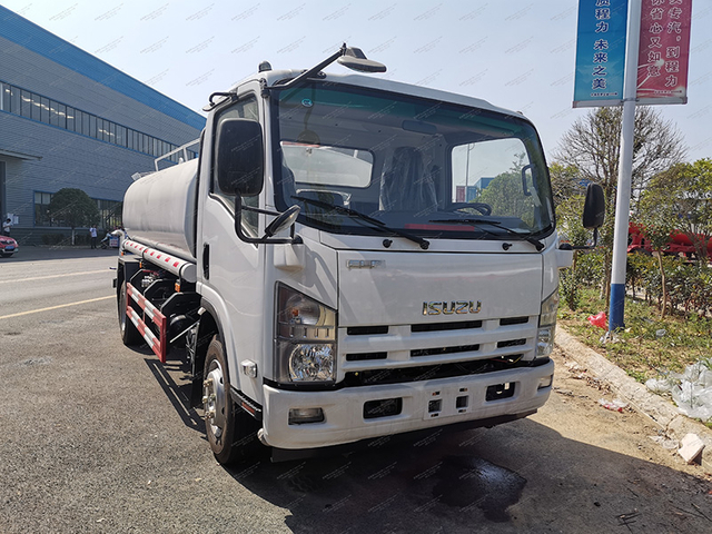 Isuzu 700p Sprinkler