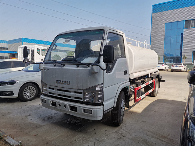 Грузовик с разбрызгивателем Isuzu 100p