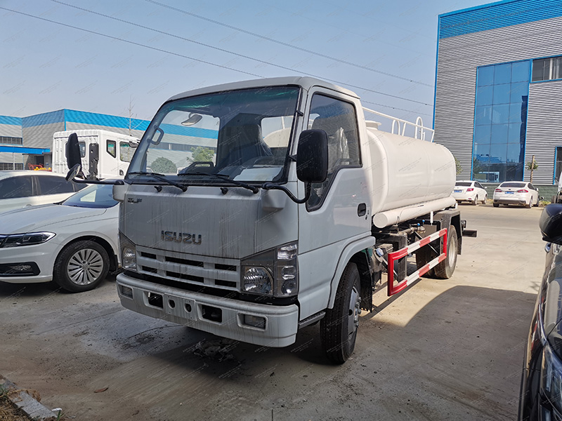 Грузовик с разбрызгивателем Isuzu 100p
